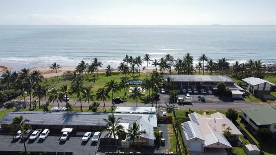 萨日娜海滩汽车旅馆 Grasstree Beach 外观 照片
