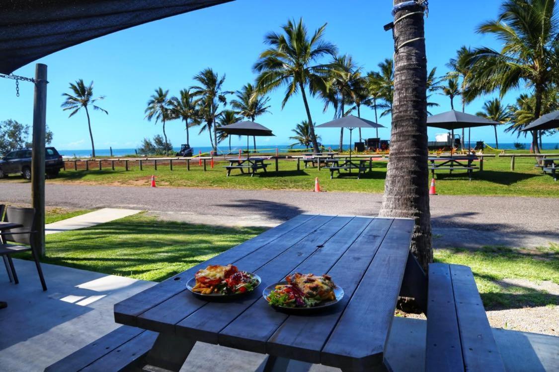 萨日娜海滩汽车旅馆 Grasstree Beach 外观 照片
